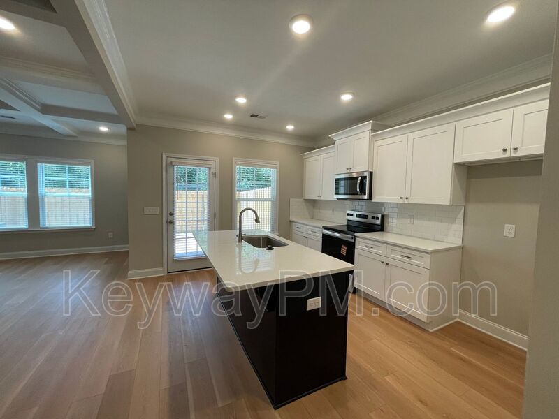 3099 Venetian Drive- Village Square property image