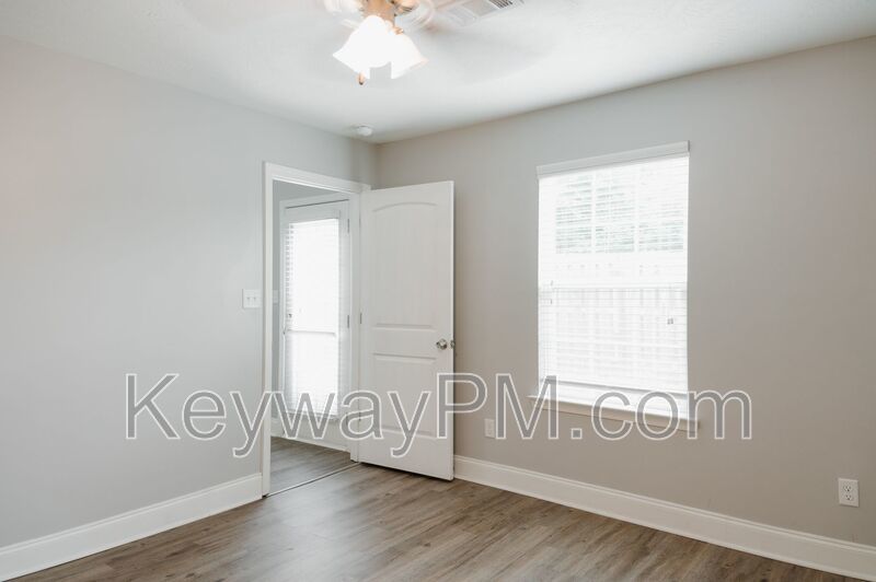 1011 Coveside Trail - Lakeview Commons property image